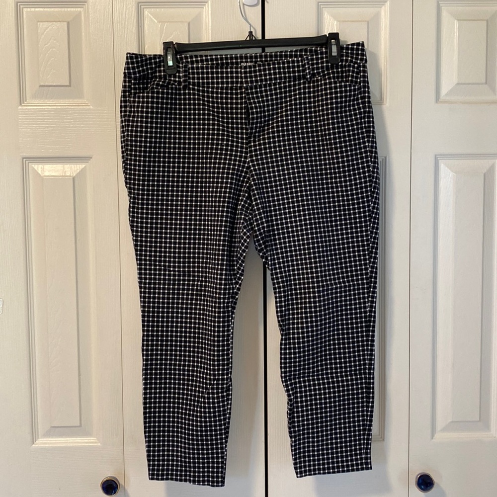 Old Navy Pixie pants in black and white size 18